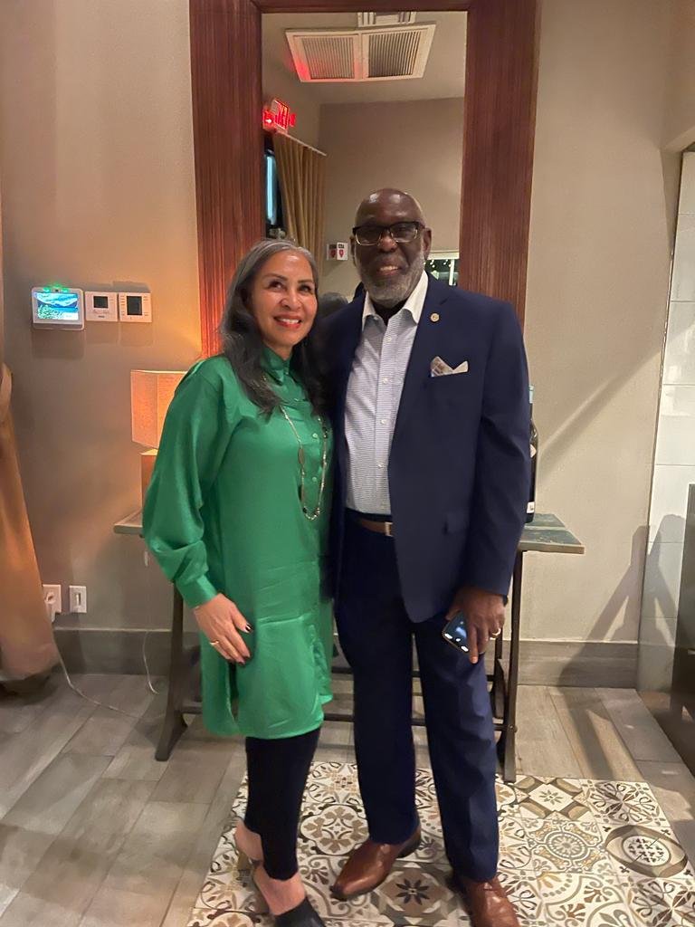 El Pastor Orlando Oviedo junto a su esposa